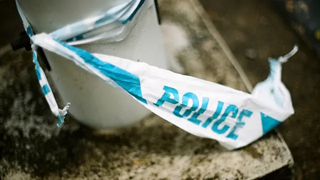 Ilustrasi tempat kejadian perkara diberi garis polisi. (CNN)