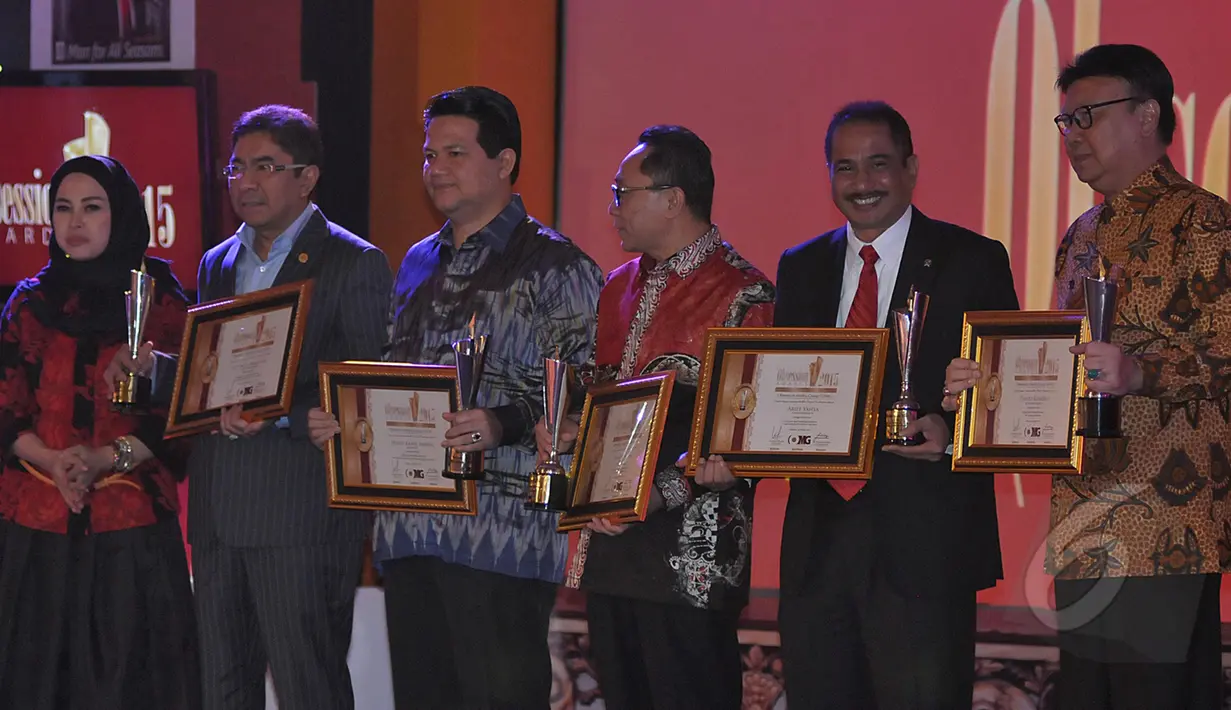 Sejumlah tokoh menerima penghargaan Men's Obsesion Awards 2015 di Jakarta, (19/3/2015). Diantaranya Ketua MPR Zulkifli Hasan (keempat kiri), Ketua KPU Pusat Husni Kamil Manik (ketiga kiri) dan Mendagri Tjahjo Kumolo (kanan). (Liputan6.com/Johan Tallo)