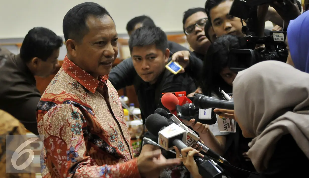 Kepala BNPT Komjen Pol Tito Karnavian memberikan keterangan kepada awak media usai mengikuti RDP dengan Komisi III DPR di Jakarta, Rabu (13/4). RDP membahas  Pelaksanaan tupoksi BNPT serta kendala dan hambatan yang dihadapi. (Liputan6.com/Johan Tallo)