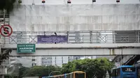 Pejalan kaki menyeberang menggunakan Jembatan Penyeberangan Orang (JPO) di kawasan Hayam Wuruk, Jakarta, Rabu (28/9). Menyusul robohnya JPO di Pasar Minggu, Pemprov DKI bakal membuat Pergub larangan papan iklan dipasang di JPO (Liputan6.com/Faizal Fanani)