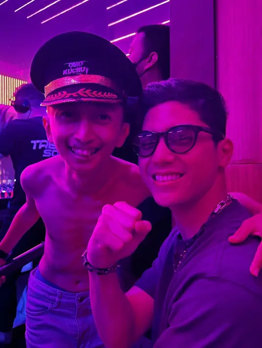 Kepopuleran Omo Kucrut membuat artis Al Ghazali turut menyaksikan performnya. Omo terlihat sumringah bisa disaksikan oleh anak Maia Estianty. Pemeran Ceking ini selalu totalitas berikan hiburan yang asyik ketika menjadi DJ. (Liputan6.com/IG/omokucrut)