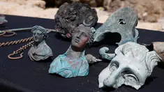 Barang-barang yang ditemukan Israel Antiquities Authority ( IAA ) disebuah kapal yang karam di pelabuhan kuno dari Taman Nasional Caesarea, Israel, 16 Mei 2016.Diperkirakan kapal itu berusia 1600 tahun. (REUTERS / Baz Ratner)
