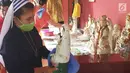 Suster Katolik ikut serta membersihkan patung dewa dewi di Vihara Kwan In Thang, Pondok Cabe, Tangerang Selatan, Rabu (30/1). Pembersihan patung dewa dewi itu merupakan salah satu tradisi menyambut Tahun Baru Imlek. (Merdeka.com/Arie Basuki)