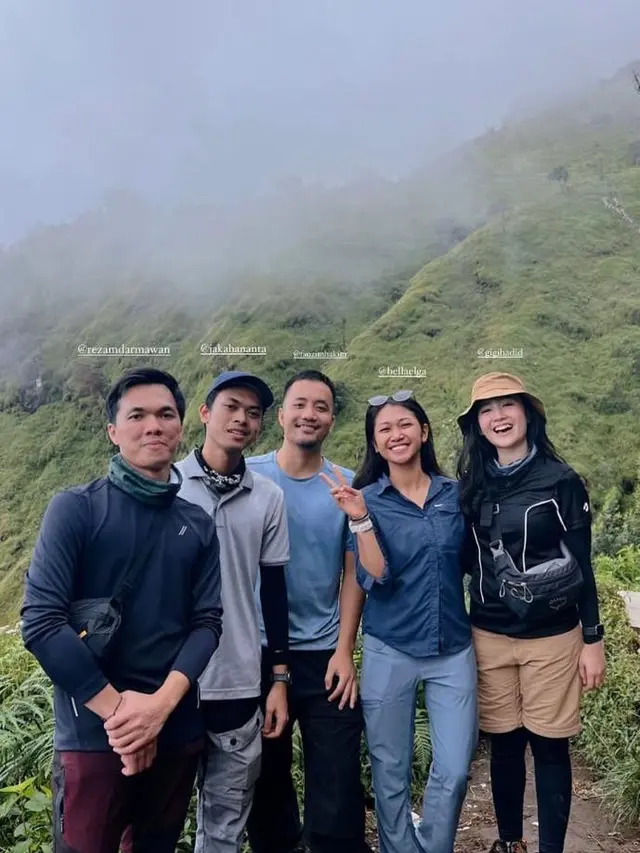 7 Gaya Sporty Febby Rastanty Saat Mendaki Gunung Merbabu, Tetap Cantik dan Stylish