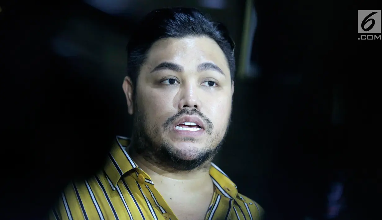 Ivan Gunawan memberikan keterangan ke awak media saat memenuhi panggilan di Polres Metro Jakarta Barat, Kamis (17/1). Ivan Gunawan menjalani pemeriksaan terkait kasus narkoba yang menjerat asistennya berinisial AJA. (Muhammad Akrom Sukarya/Kapan Lagi)