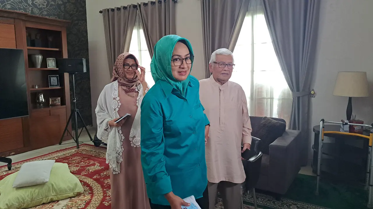 Cagub Banten Airin Rachmi Diany sungkem dengan orangtuanya sebelum nyoblos Pilkada 2024 di Kota Tangerang Selatan (Tangsel), Rabu (27/11/2024).
