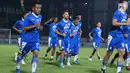 Pemain Persib berlari saat latihan resmi jelang laga lanjutan Go-Jek Liga 1 Indonesia 2018 bersama Bukalapak di Stadion PTIK, Jakarta, Jumat (29/6). Persib akan melakoni laga tandang tunda melawan Persija, Sabtu (30/6). (Liputan6.com/Helmi Fithriansyah)