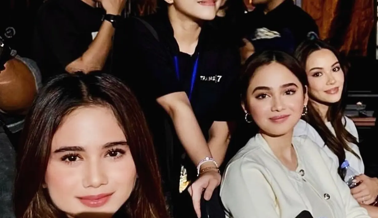 Tampak ketiga aktris cantik itu setia menunggu di backstage. Ketiga calon ipar itu juga menunjukkan kekompakan melalui pilihan pakaian yang kompak.  [@alghazali7/@elsyifa.moment/@mylastagram].