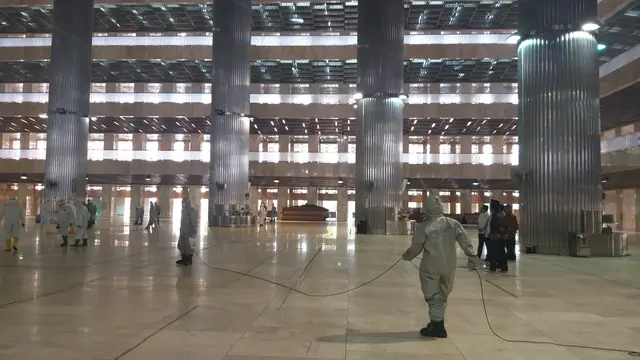 Masjid Istiqal dibersihkkan dan disemprot disinfektan sebagai upaya mencegah penyebaran virus Corona atau Covid-19