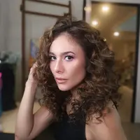 Wulan Guritno menunjukkan pesona yang berbeda dengan gaya rambut keriting. (Instagram/wulanguritno).