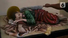 Pekerja membersihkan patung di Gereja Katedral, Jakarta, Kamis (21/12/2023). (Liputan6.com/Herman Zakharia)