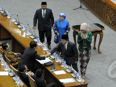 Arvin Hakim Thoha seusai dilantik menjadi anggota DPR RI Pengganti Antar Waktu (PAW) menyalami anggota DPR RI. Tampak Arzeti mengenakan gaun hijau, Jakarta, Selasa (27/01/2015). (Liputan6.com/Andrian M Tunay) 