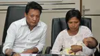 Kombes Krishna Murti (kiri) bersama orangtua korban penculikan anak, Dian Ekawati menggelar konferensi pers di Polda Metro Jaya, Jakarta, Selasa (1/3/2016). Konferensi pers digelar terkait sindikat penjualan bayi. (Liputan6.com/Johan Tallo)