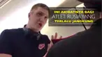 Berita video atlet Rusia bernama Alexander Kimerov diusir dari pesawat karena tubuhnya yang terlalu jangkung. Kimerov diusir oleh polisi.