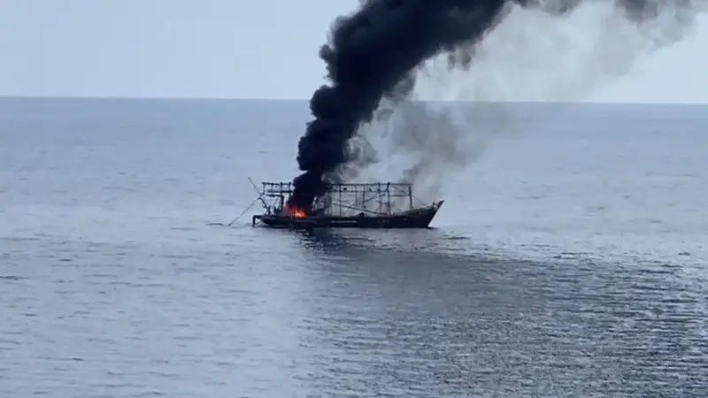 Kapal nelayan terbakar di Laut Jawa, Bangka Belitung. (Liputan6.com/Ahmad Adirin)