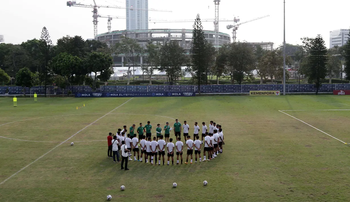 Pelatih Timnas U-19 Indonesia, Shin Tae-yong (bertopi) jelang memimpin latihan di Lapangan A Gelora Bung Karno, Jakarta, Selasa (30/8/2022). Timnas U19 Indonesia akan tampil di Kualifikasi Piala Asia U20 2023 pada 14-18 September mendatang. Indonesia berada di Grup F bersama Vietnam, Hongkong, dan Timor Leste. (Liputan6.com/Helmi Fithriansyah)