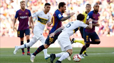 Penyerang Barcelona, Lionel Messi menggiring bola dari kejaran pemain Boca Juniors selama pertandingan Piala Joan Gamper di stadion Camp Nou, Spanyol (15/8). Barcelona menang telak 3-0 atas Boca Juniors. (AP Photo/Manu Fernandez)