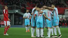 Para pemain Timnas Turki merayakan gol pertama yang dicetak Hakan Calhanoglu pada menit ke-43 ke gawang Austria pada laga persahabatan di Stadion Ernst Happel, Wina, Austria, Rabu (30/3/2016) dini hari WIB. (Bola.com/Reza Khomaini)