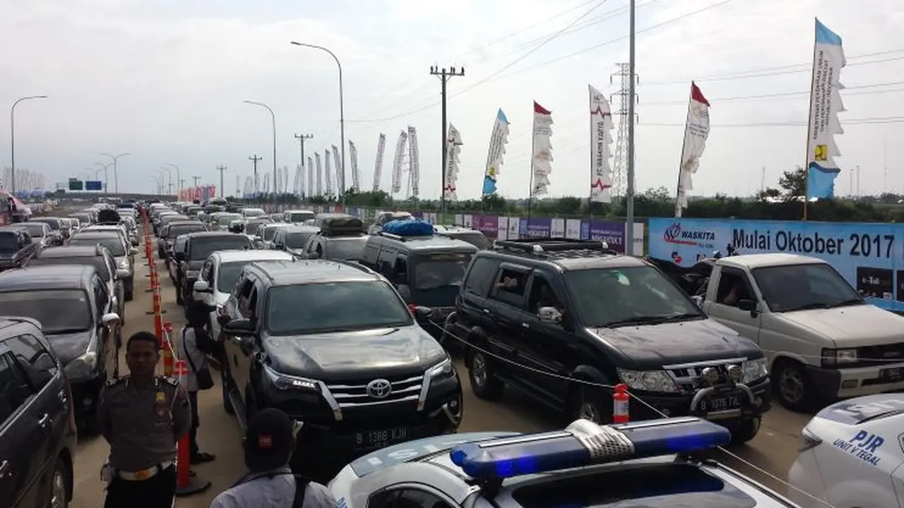Ribuan mobil pribadi lewati Tol Fungsional Brebes-Gringsing, Senin (19/6/2017). (Fajar/Liputan6.com)