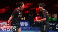 Pasangan Indonesia, Ribka Sugiarto/Siti Fadia Silva Ramadhanti melakukan selebrasi saat melawan wakil Prancis, Marie Batomene/Delphine Delrue pada matchday kedua Piala Uber 2020 di Ceres Arena, Denmark, Senin (11/10/2021). (Badminton Photo/Yves Lacroix)