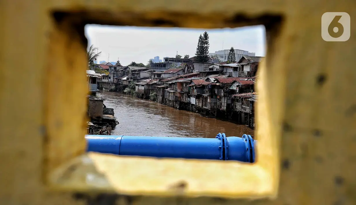 Suasana permukiman padat masyarakat di bantaran Sungai Ciliwung, area Manggarai, Jakarta, Rabu (14/5/2025). (detikai.com/Angga Yuniar)