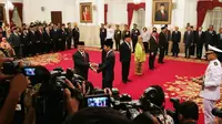 Presiden Jokowi memberi gelar pahlawan kepada sejumlah tokoh. (Merdeka.com/Titin Supriatin)