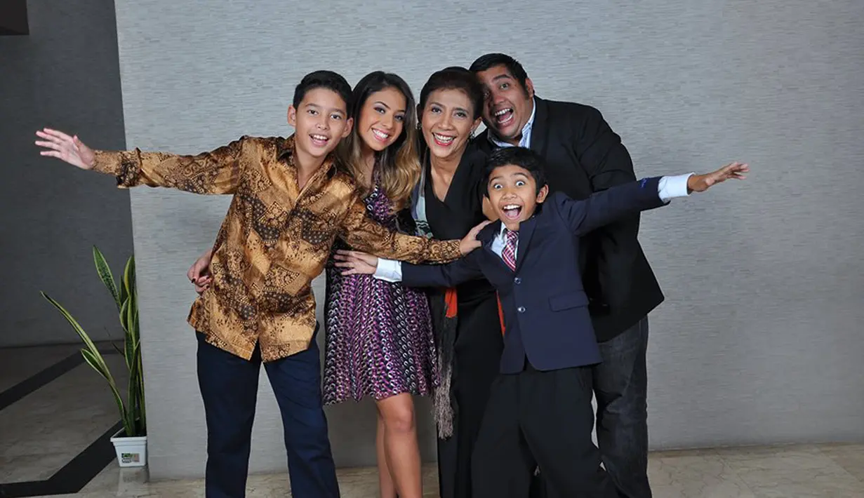 Anak pertama Menteri Susi Pudjiastuti dari pernikahannya dengan Yoyok Yudi Suharyo, Panji Hilmansyah, meninggal dunia di Florida pada Minggu (17/1) waktu setempat. Pria 31 tahun itu meninggal dunia diduga karena gagal jantung. (facebook.com/philmansyah)