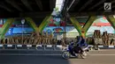 Seniman dari Komunitas mural dan Gravity menyelesaikan gambar di Kolong Tol, Jakarta, Rabu (19/6/2019). Pembuatan Mural Gravity tersebut bermaksud untuk membuat lingkungan sekitar menjadi indah dan elok dipandang mata. (Liputan6.com/Johan Tallo)