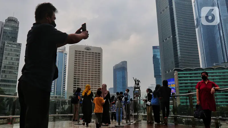 Warga Nikmati Spot Foto Anjungan Halte Transjakarta