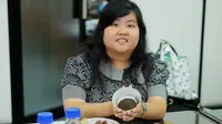 Mahasiswa Surabaya memanfaatkan kulit ketela pohon yang biasa menjadi limbah sebagai tambahan untuk ramuan penunda kulit keriput. (Liputan6.com/Dhimas Prasaja)