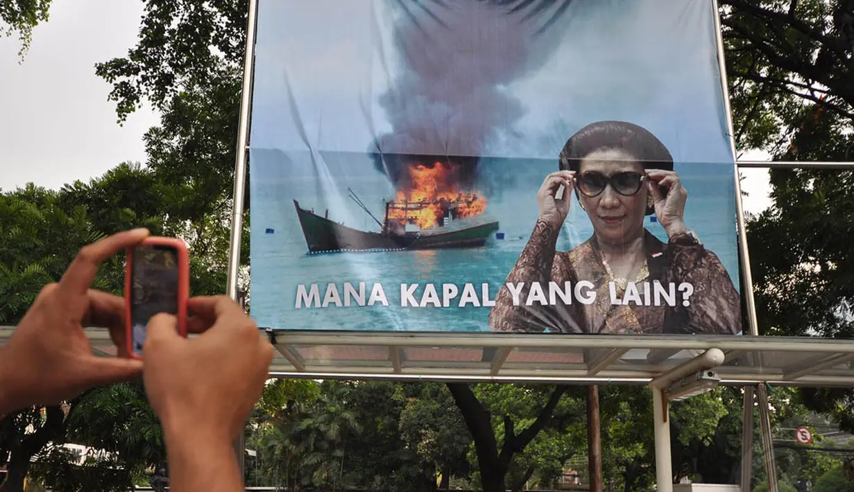 Dalam poster tersebut, Menteri Susi seperti baru mengenakan kacamata hitam dan di bagian belakang ada kapal yang terbakar api karena dihancurkan, Jakarta. Foto diambil pada Kamis (11/12/2014). (Liputan6.com/Miftahul Hayat)
