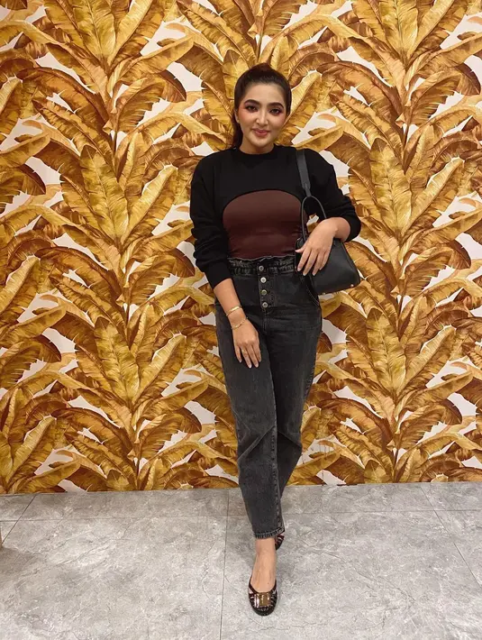 "Karena aku tuh ngerasa nggak bisa (ngelawan covid). Kalo pas di rumah kan makan rasanya cuma pahit doang, ini tuh udah sampe nggak ada rasa. Sampai ternyata di saat kita nggak ada rasa, kita lemes itu kita udah nggak ada semangat buat hidup," tutur Ashanty. (Instagram/ashanty_ash)