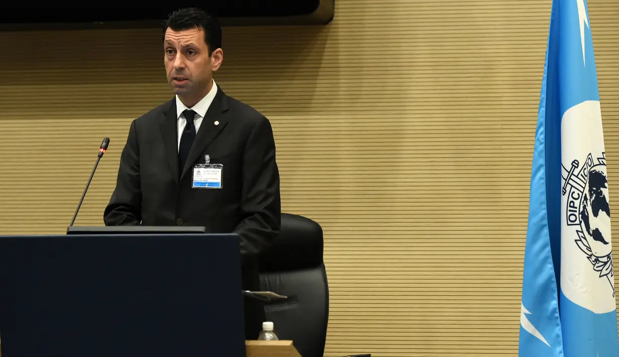 Direktur UNEP Wilayah Asia dan Pasifik, Kaveh Zahedi memberikan pidato pada Rapat  Kepatuhan dan Penegakan Komite INTERPOL Lingkungan di Singapura, (16/11/2015). Pertemuan dalam aksi bersama melawan masalah kejahatan lingkungan. (AFP PHOTO/ROSLAN RAHMAN)