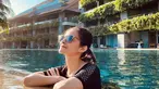 Unggahan foto di Instagram pribadi Cut Tari makin banyak diisi dengan potretnya saat liburan. Wanita 44 tahun ini terlihat menawan saat mengenakan kacamata.(Liputan6.com/IG/@cuttaryofficial).