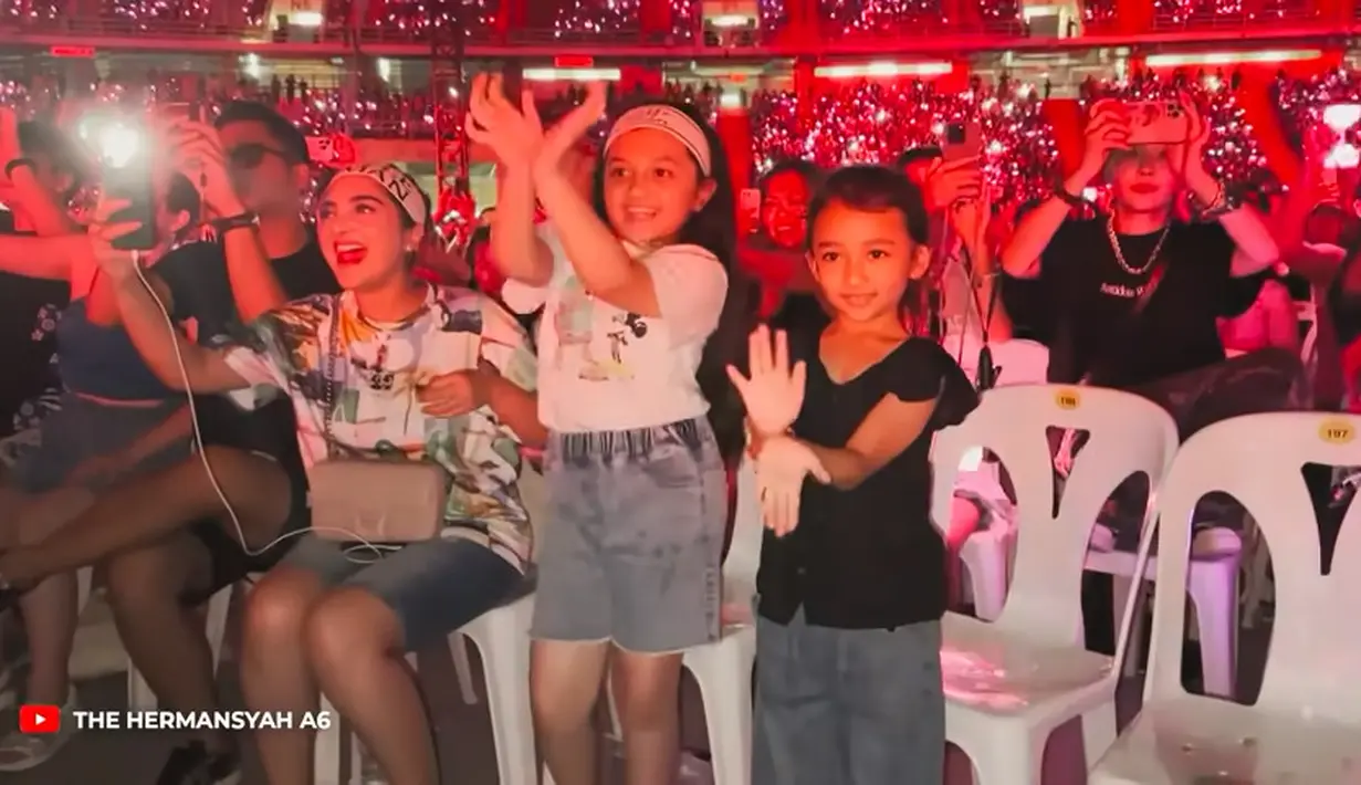 Putri pertama Anang dan Ashant itu tampak menikmati setiap lagu yang dibawakan oleh gril group asuhan YG Entertainment tersebut. Ia pun tampak mengoyang-goyangkan tangannya mengikuti idolanya. [Youtube/The Hermansyah A6]