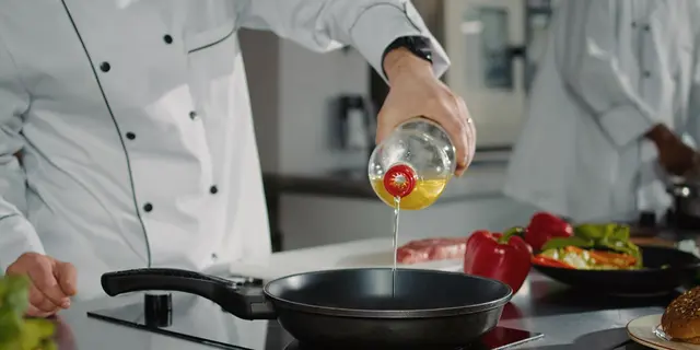 Kenapa Minyak Goreng Cepat Menghitam? Ini Penyebab, Dampak, dan Cara Mencegahnya