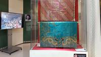 Dua kain batik karya Ibu Sud yang disimpan sebagai koleksi pribadi Carmanita. (dok. Liputan6.com/Dinny Mutiah)