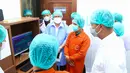 Menperin Agus Gumiwang Kartasasmita melihat sistem informasi terpadu proses bisnis gula palma di KSU Nira Satria, Banyumas, Rabu (15/12/2021). KSU ini mampu menjalankan pencatatan data dengan QR, memiliki dashboard monitoring, control tower hingga data analytic. (Liputan6.com/HO/Kemenperin)