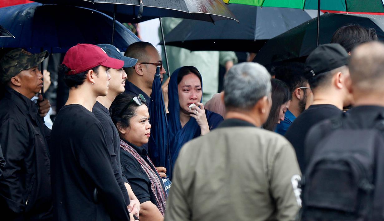Pelantun tembang Nuansa Bening ini menghembuskan napas terakhirnya di usia 35 tahun. Tampak dalam foto, aktris dan penyanyi, Bunga Citra Lestari (tengah) menahan tangis saat menyaksikan prosesi pemakaman Oxavia Aldiano atau lebih dikenal dengan nama Vidi Aldiano di Tempat Pemakaman Umum (TPU) Tanah Kusir, Jakarta, Minggu (8/3/2026). (Kapanlagi.com/Budy Santoso)