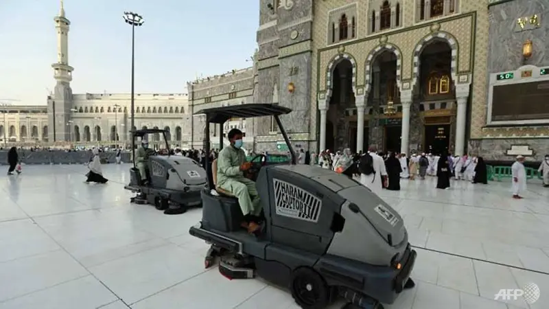 Proses pembersihan area masjid di kota Mekkah, Arab Saudi.