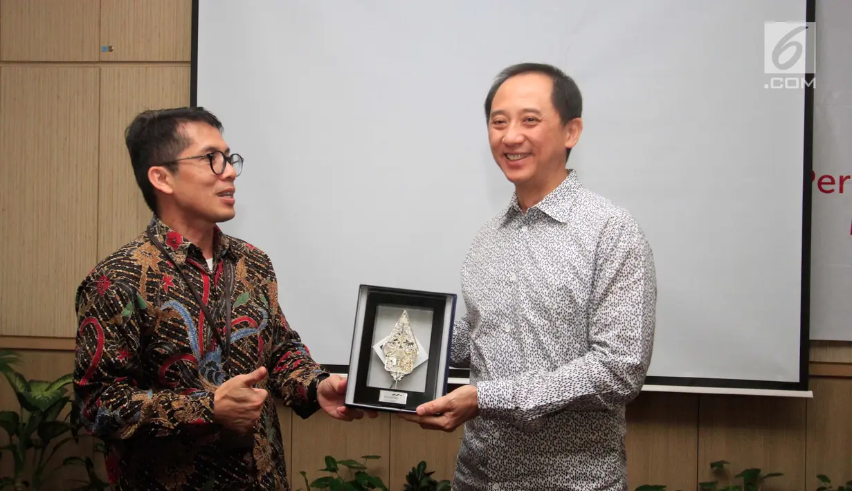  Direktur Mandiri Inhealth Armendra (kiri) menerima cenderemata dari Rumah Sakit Mitra Keluarga, Depok, Selasa, (26/9). Hingga saat ini Mandiri Inhealth telah memiliki 10 konter khusus untuk layanani peserta Mandiri Inhealth. (Liputan6.com/Helmi Afandi)