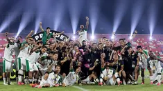 Para pemain, pelatih, dan ofisial Persebaya Surabaya berpose bersama trofi usai memastikan diri menjadi juara Piala Presiden 2026 di Stadion Kapten I Wayan Dipta, Gianyar, Bali, Kamis (6/8/2026). Bajul Ijo mengunci gelar perdana setelah mengalahkan Persib Bandung 6-5 lewat adu penalti usai bermain imbang 1-1 hingga babak tambahan waktu. (KapanLagi.com/Budy Santoso)