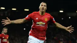 Zlatan Ibrahimovic. Striker Swedia berusia 40 tahun yang dua musim memperkuat Manchester United pada 2016/2017 dan 2017/2018 ini menjadi top skor MU di musim pertamanya. Ia mampu mencetak 17 gol dan 5 assist hanya dari 28 laga di Liga Inggris. (AFP/Oli Scarff)