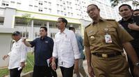 Presiden Indonesia, Joko Widodo, memantau kondisi Wisma Atlet di Kemayoran, Jakarta, Senin (26/2/2018). Wisma Atlet ini akan digunakan untuk Asian Games 2018. (Bola.com/Vitalis Yogi Trisna