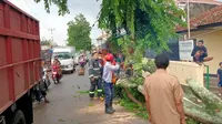 Petugas Damkar Kabupaten Bandung mengevakuasi pohon tumbang Kampung Pendeuy, Desa Tanjunglaya, Kecamatan Cikancung, Senin (1/11/2021). (Foto: Damkar Kab. Bandung)