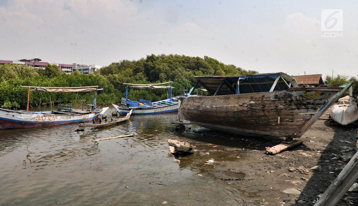 Kapal-kapal rusak milik nelayan bersandar di dekat kawasan hutan bakau pesisir Marunda, Jakarta, Selasa (27/8/2019). Selain itu, data Global Forest Watch mencatat sejak 2001-2018 DKI Jakarta telah kehilangan tutupan hutan mencapai 24 hektare. (merdeka.com/Iqbal S. Nugroho)