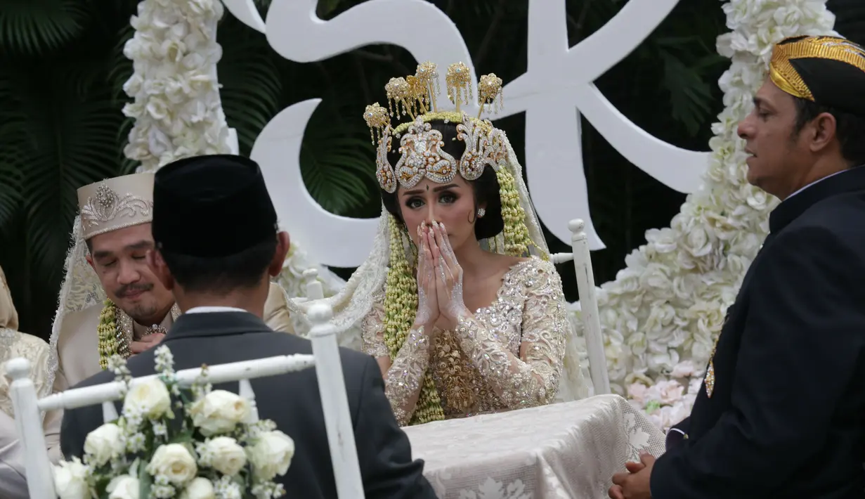 Usai meminta maaf, Selvi pun memohon restu orang tua untuk menikahkan dirinya dengan lelaki pilihannya, sang pujaan hati, Rangga Ilhma Suseno. (Adrian Putra/Bintang.com)