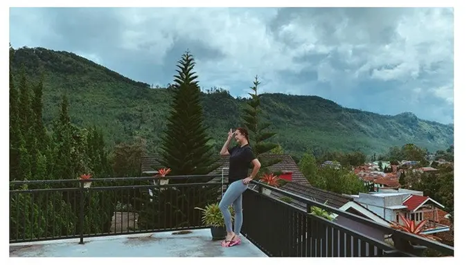 7 Potret Liburan Aura Kasih di Alam, Tetap Menawan