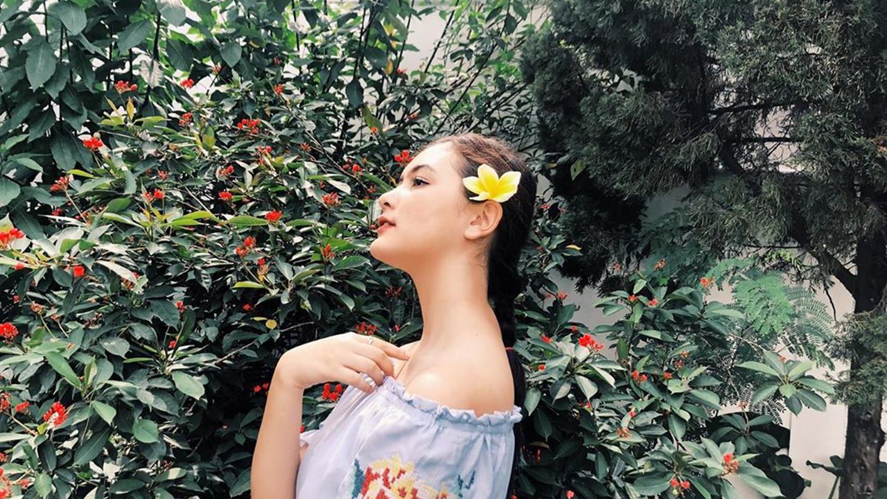 Gaya Candid Talitha Curtis saat Berfoto, Curi Perhatian