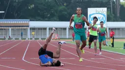 Atlet Jawa Barat, Umar Wira jatuh saat memasuki garis finis lari 400 meter putra senior pada kejuaraan Nasional Atletik 2018 di Stadion Madya (8/5/2018). Kejurnas Atletik berlangsung dari tanggal 8-12 Mei 2018. (Bola.com/Nick Hanoatubun)